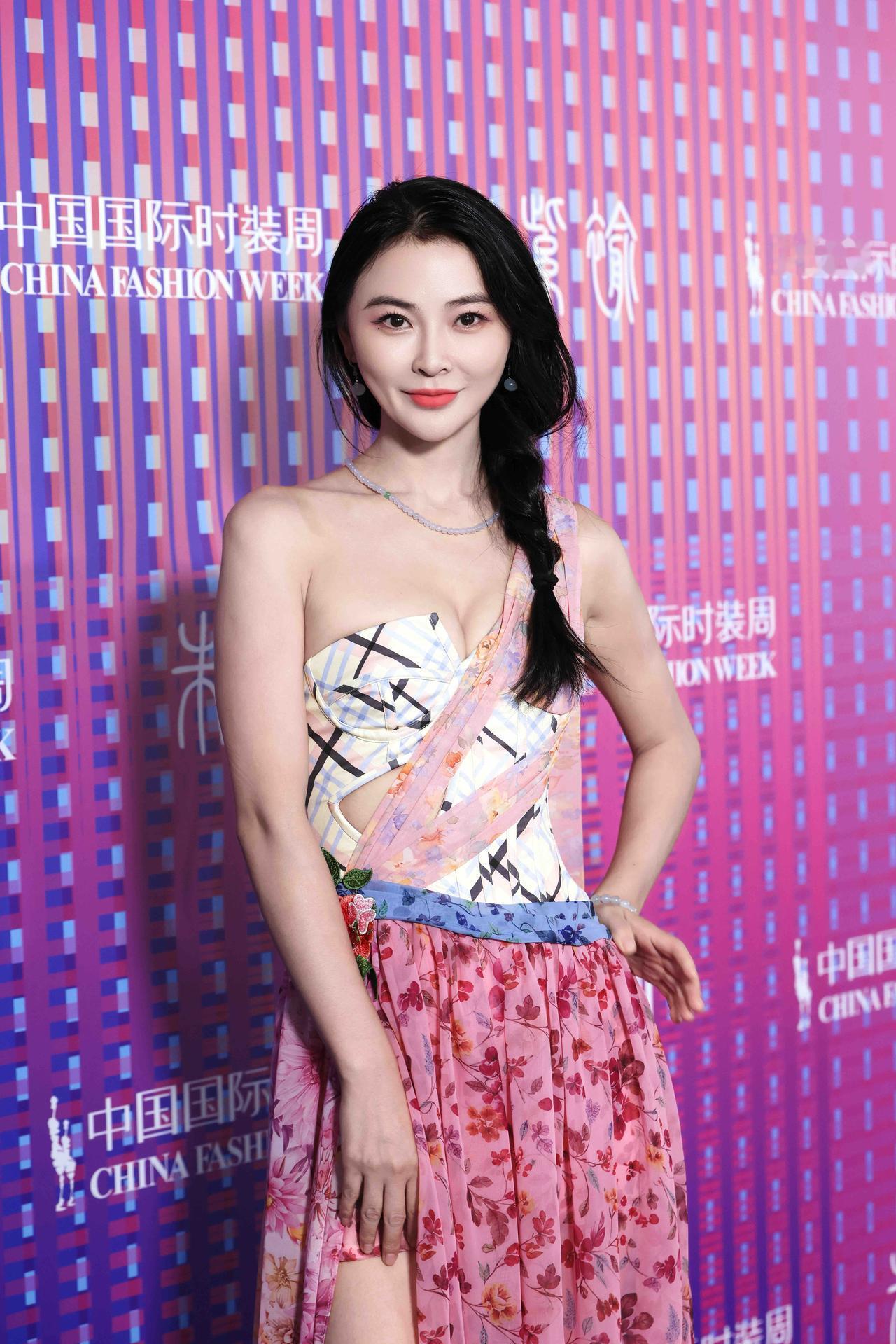 环球小姐冠军. 吴丹.参加中国国际时装周红毯花仙子造型