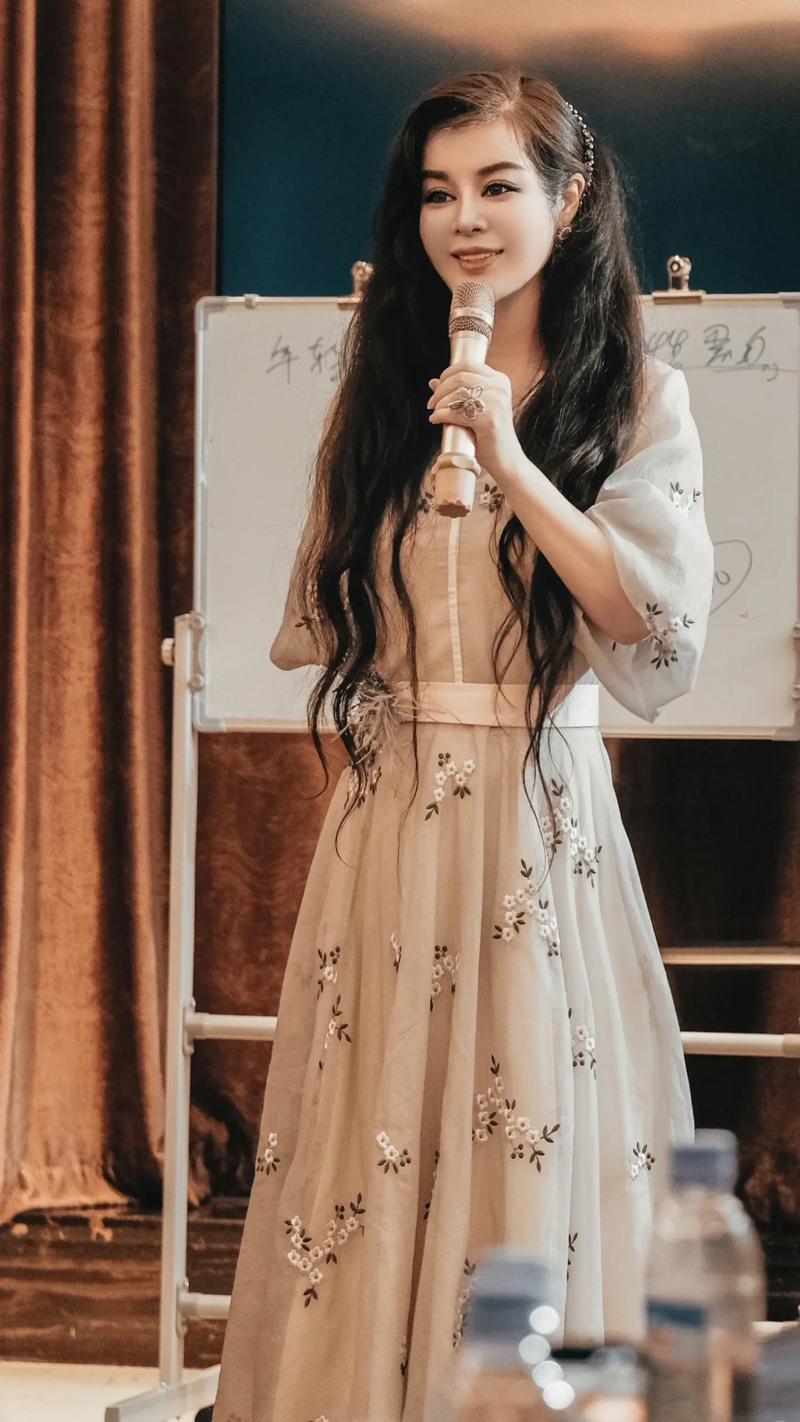 这两天刷到一则热议话题：某命理师断言知名女企业家于文红三年后将遭遇重大骗局。消息