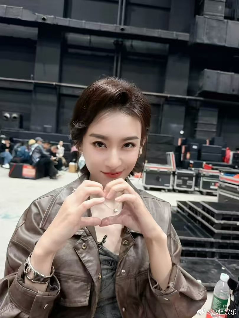 侯宇饭撒侯宇现学现卖的饭撒  浪姐直播 侯宇饭撒，我觉得姐姐这个舞台超赞。我家1