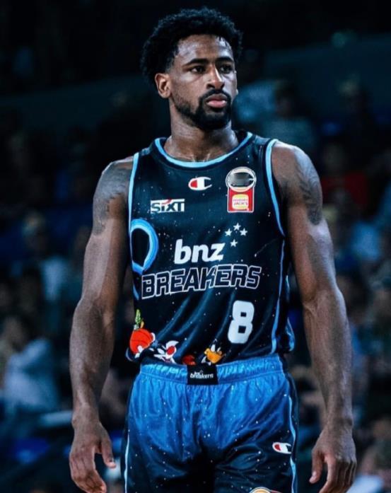 辽宁队终于开始找年龄小于30岁的外援了，布罗金顿1999年出生，今年不满27岁，