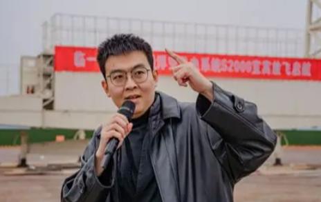 “中美交锋之时，中国又出现了位厉害人物！这个学导演的95后跨界出手，竟拿下了美国