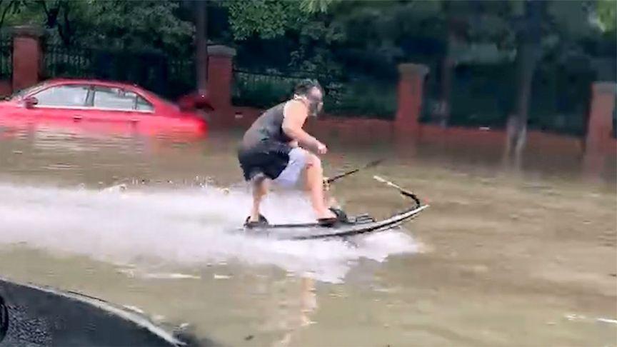 【江苏无锡突降暴雨，有居民上街摸鱼、积水冲浪】7月20日08时12分，无锡市气象