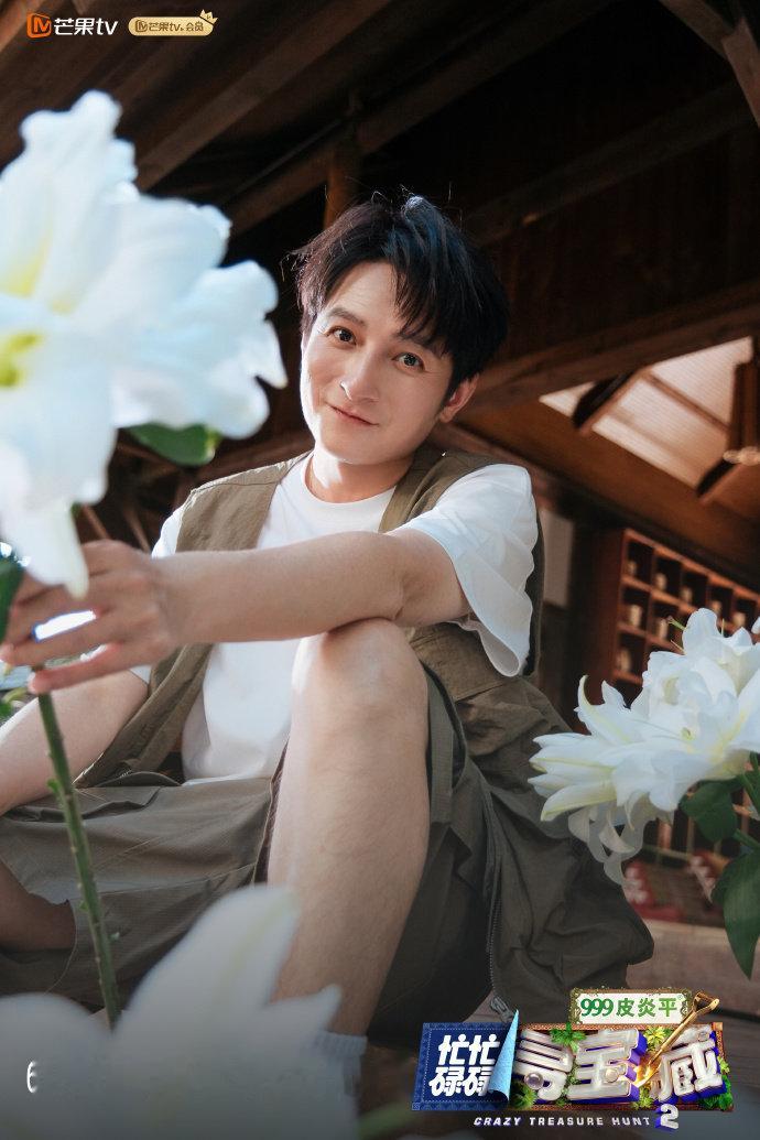 忙忙碌碌寻宝藏花间寻宝大片   花间寻宝氛围感大片上线，小田老王同框画面太养眼，