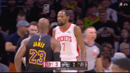 詹姆斯凝视杜兰特：上年纪了吧！
詹姆斯抢断一条龙，杜兰特拼命没追上，前者轻松上篮