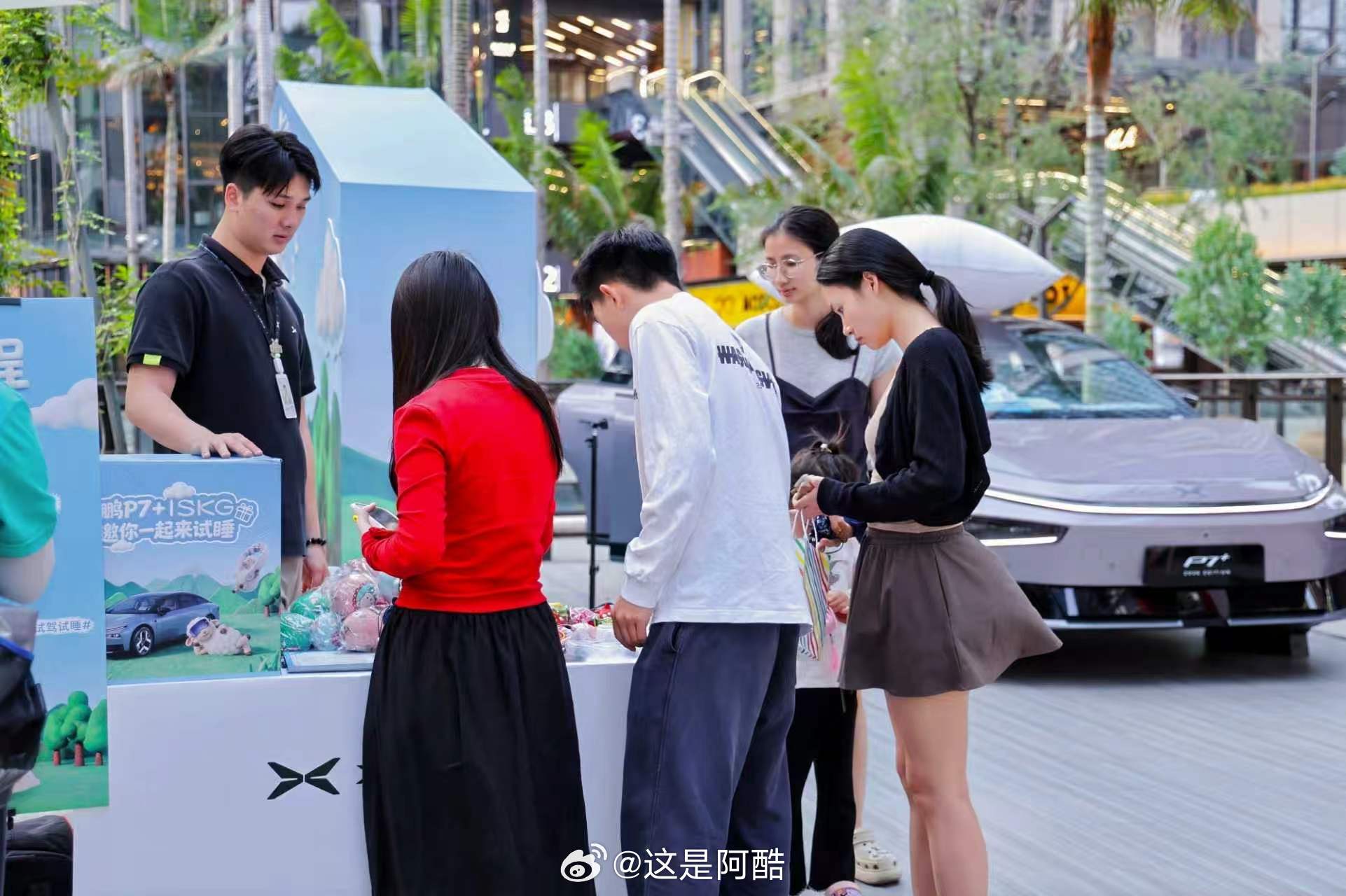 说实话自从上了班之后才懂得中午不睡下午崩溃！而只在桌子上趴一会又经常睡不着！而这