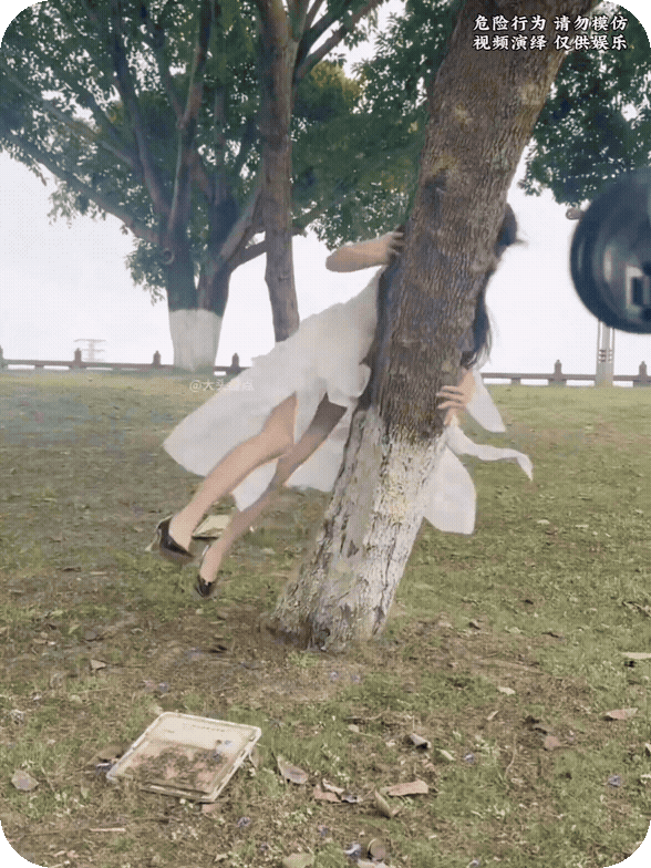 妹子非要给我们表演一个节目，最后才知道，节目的名字叫“撞树”！
搞笑