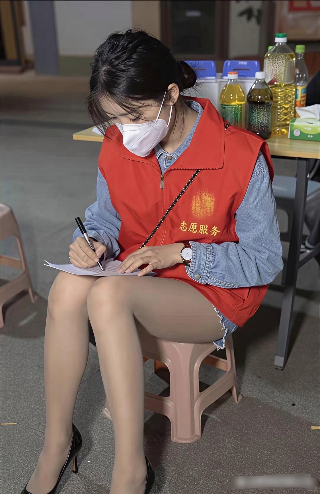 网友晒社区书记介绍的志愿者，工作非常努力认真，不知道要多少彩礼！ 