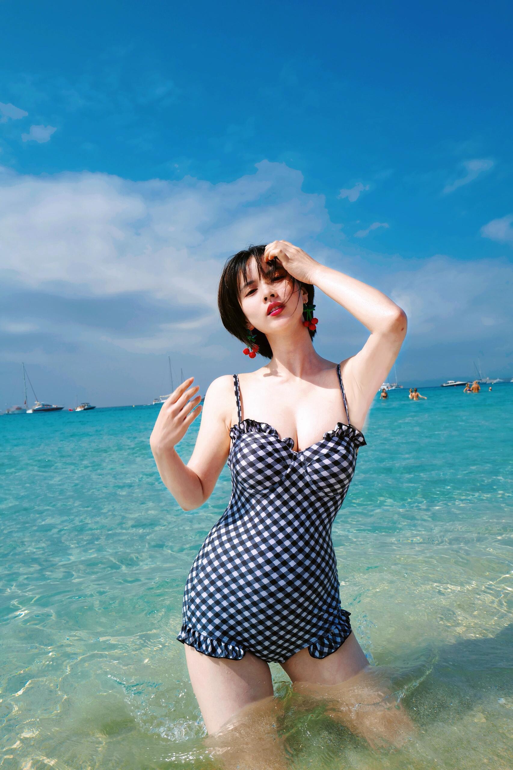 梁缘最新海边度假照🐚白夜追凶中饰演周舒桐 ​​​