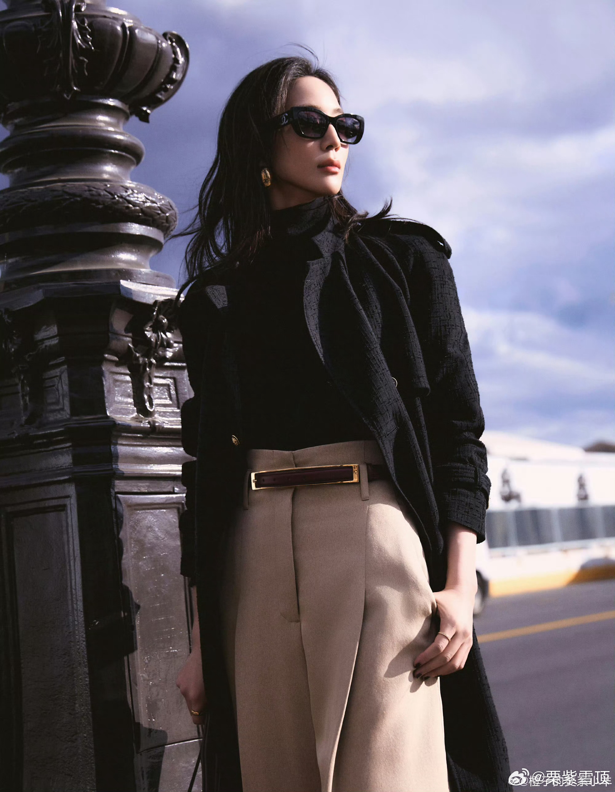 张钧甯巴黎随拍 怎么会有人美得这么轻松啊！！张钧甯巴黎随拍真的美晕我，每一帧都像