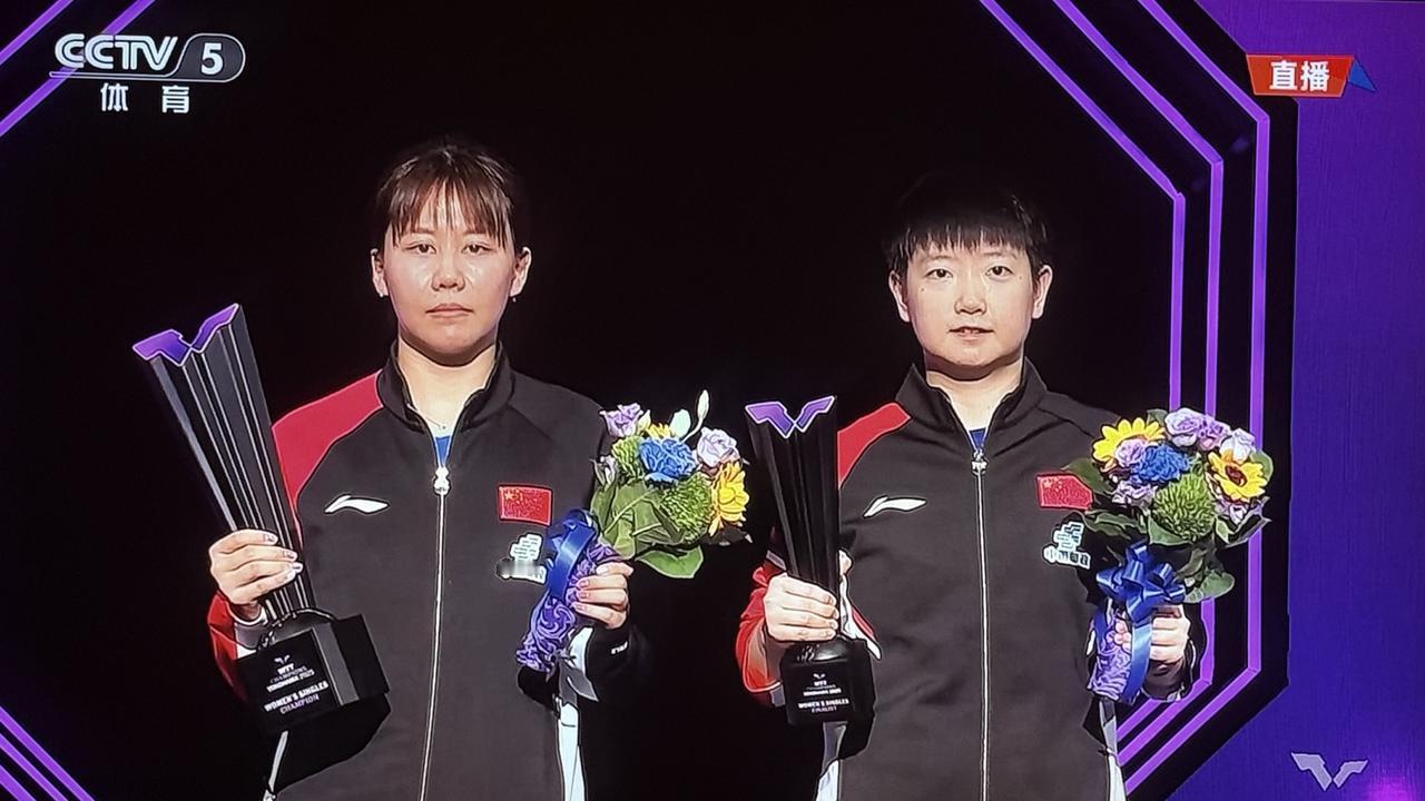 在WTT横滨冠军赛女单赛场，国乒表现超稳，孙颖莎、王艺迪、石洵瑶、陈幸同四人齐进