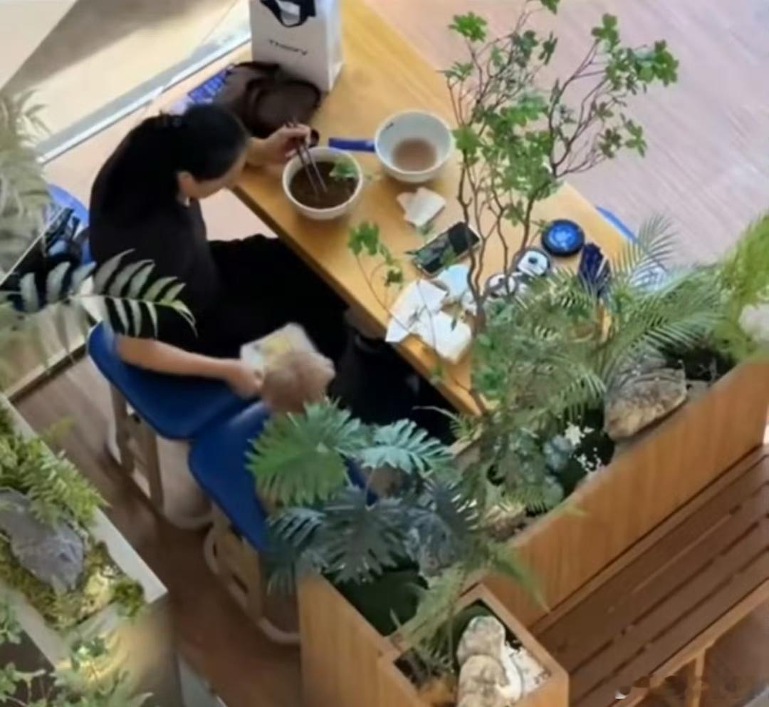 疯求了这基本的底线素质没了就算是在家里我都要区分开虎虎和我们的餐具和洗浴用品[哼