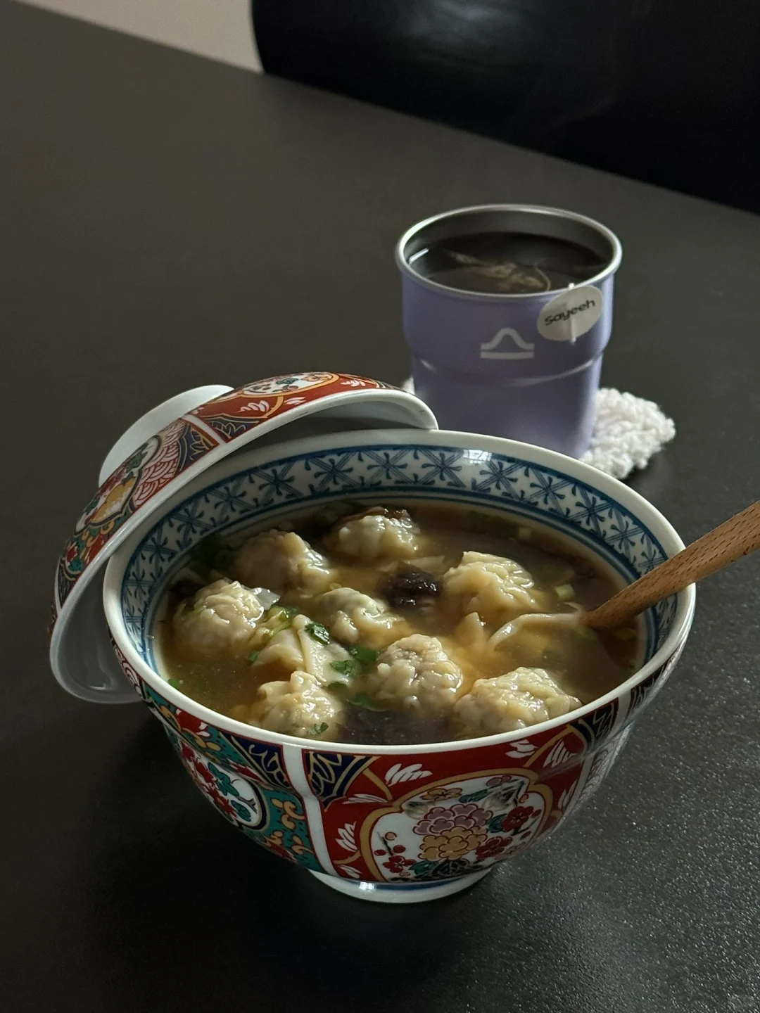 ⚫️daily｜早餐🍲皮蛋鲜肉馄饨and乌龙茶🍵