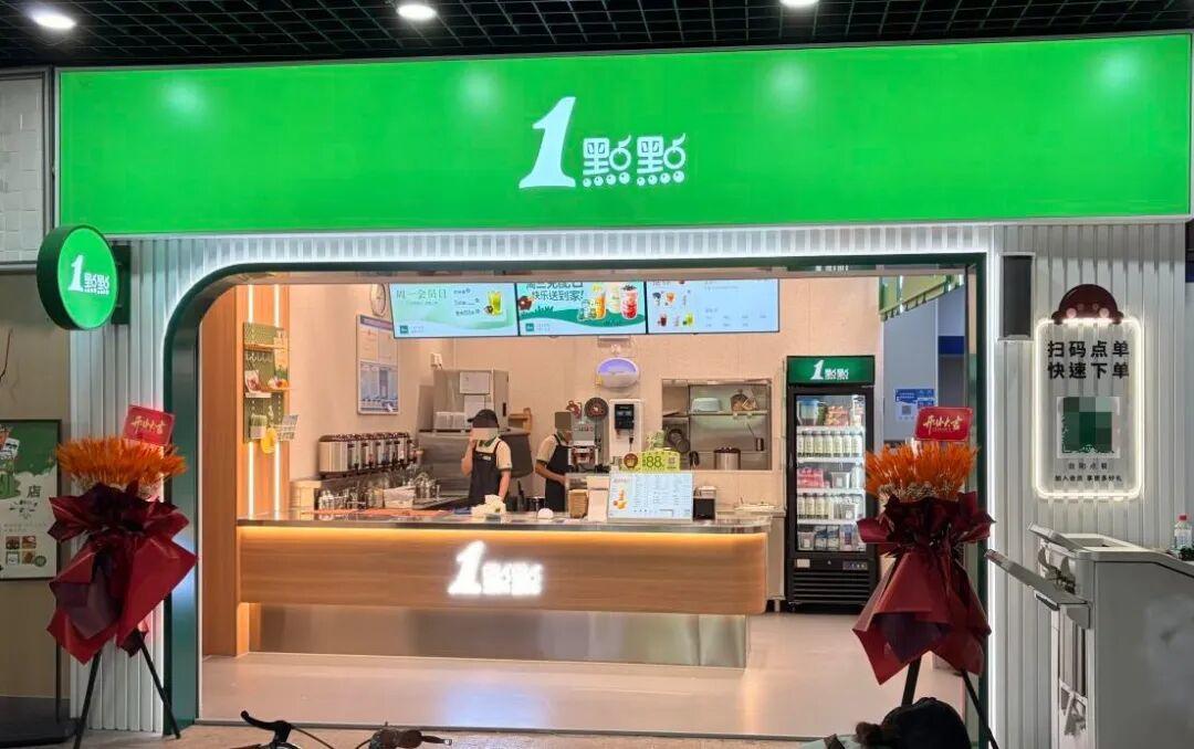 排队4小时“顶流”首店，背后是半个奶茶江湖的恩怨情仇......