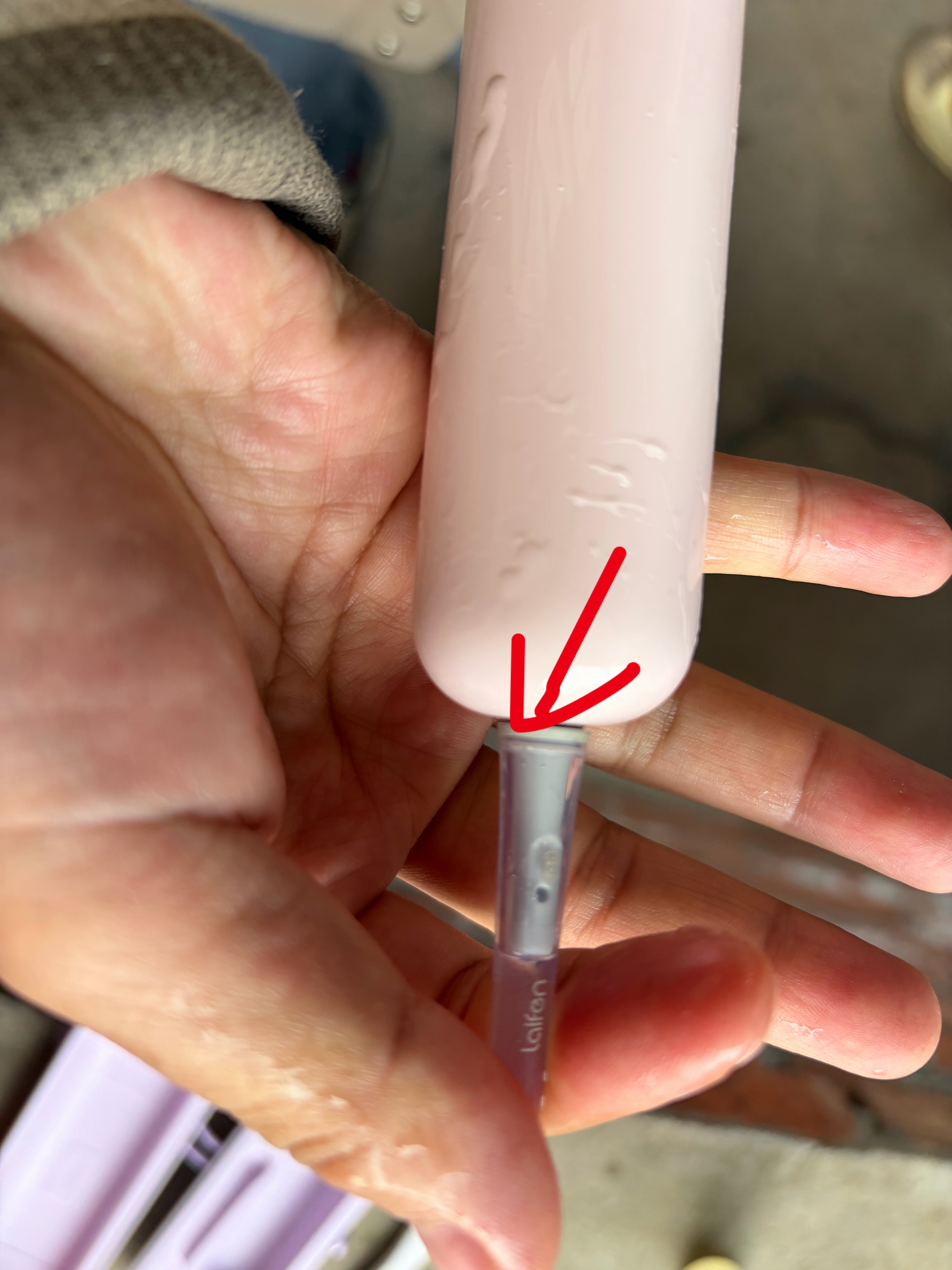 徕芬电动牙刷的朋友这个地方刷牙的时候会转动正常吗？我怎么记得应该是固定的，现在整