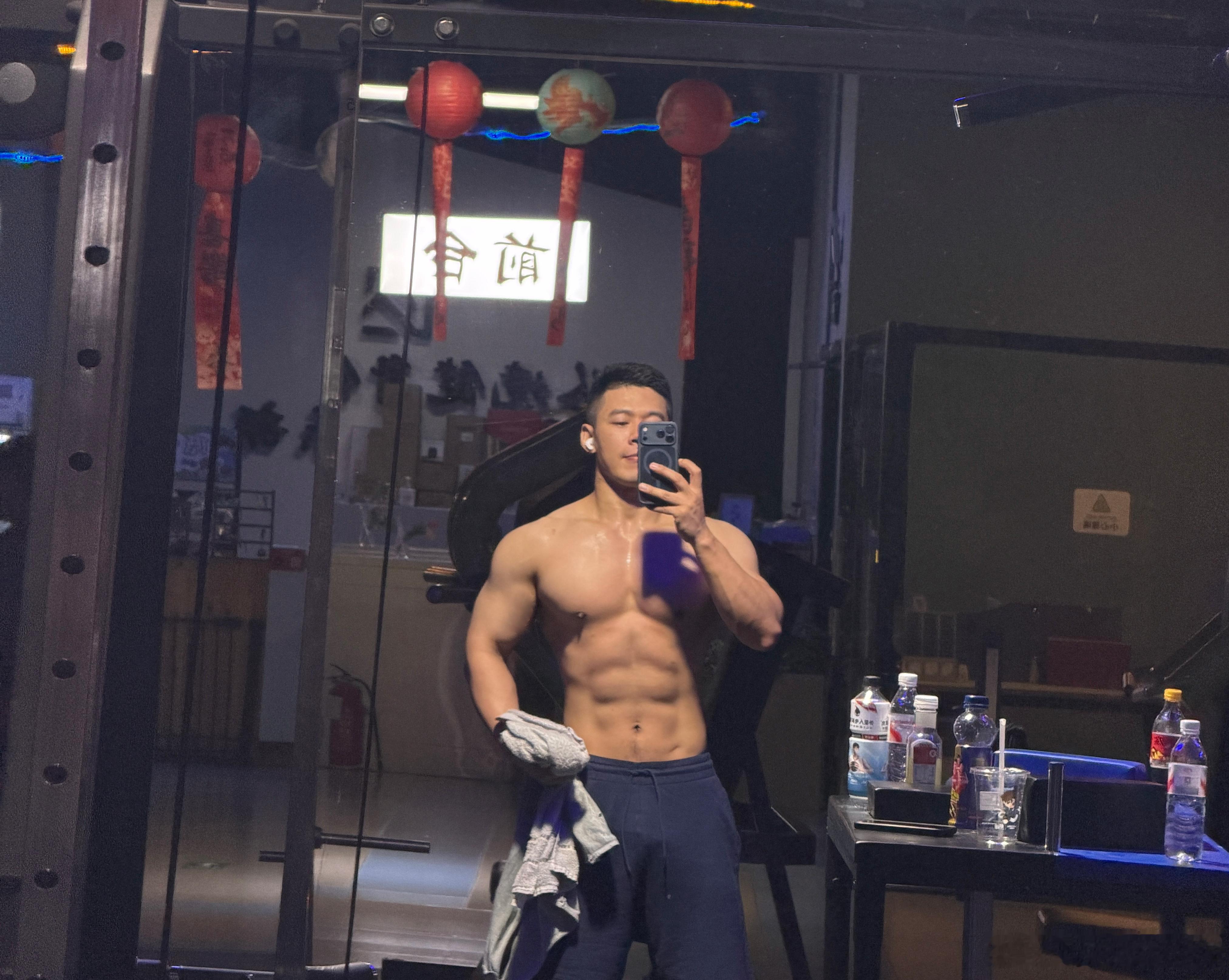 像个煮熟的螃蟹 