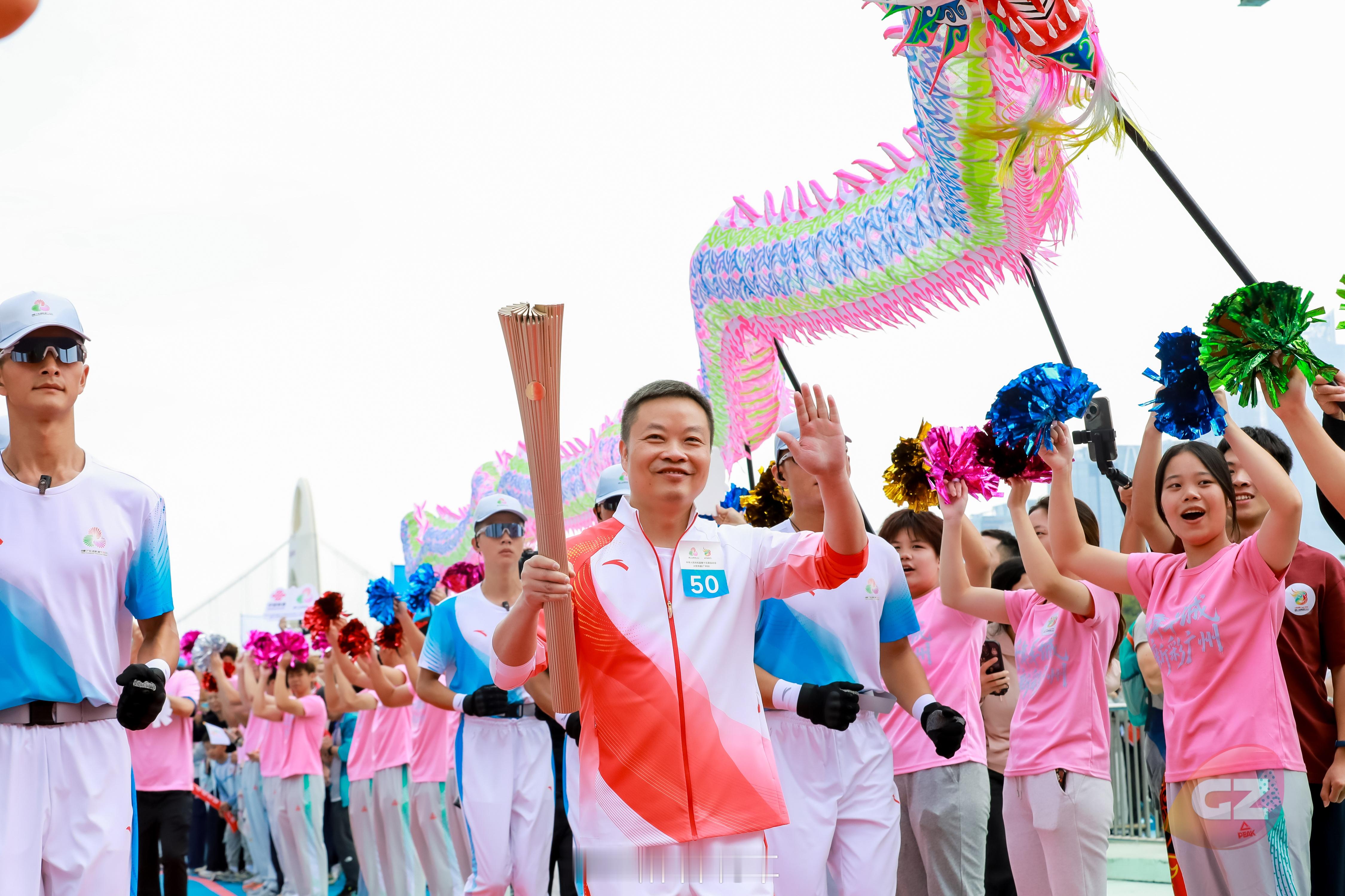 全运会广州站火炬传递这压轴一棒，给小鹏汽车何小鹏太合适了！从霍震寰手中接过火炬，