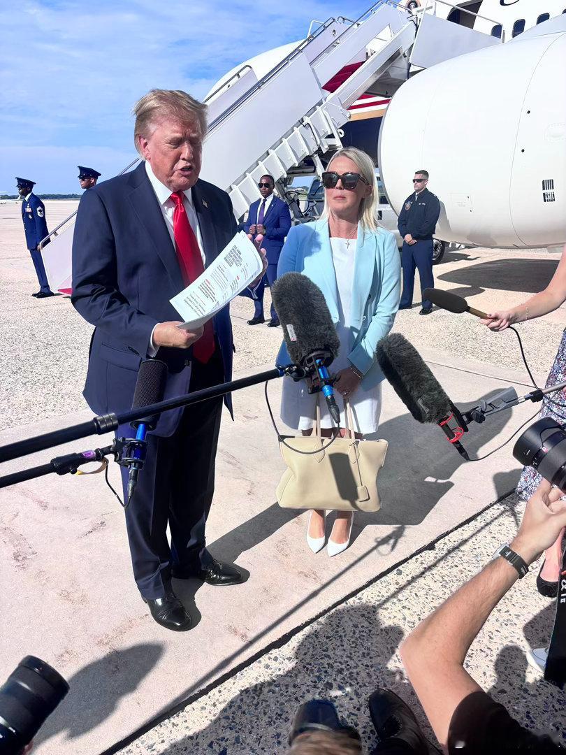 Trump被记者问到“新闻秘书”人选时，立刻向身边陪同伸手，现任“新闻秘书”立刻