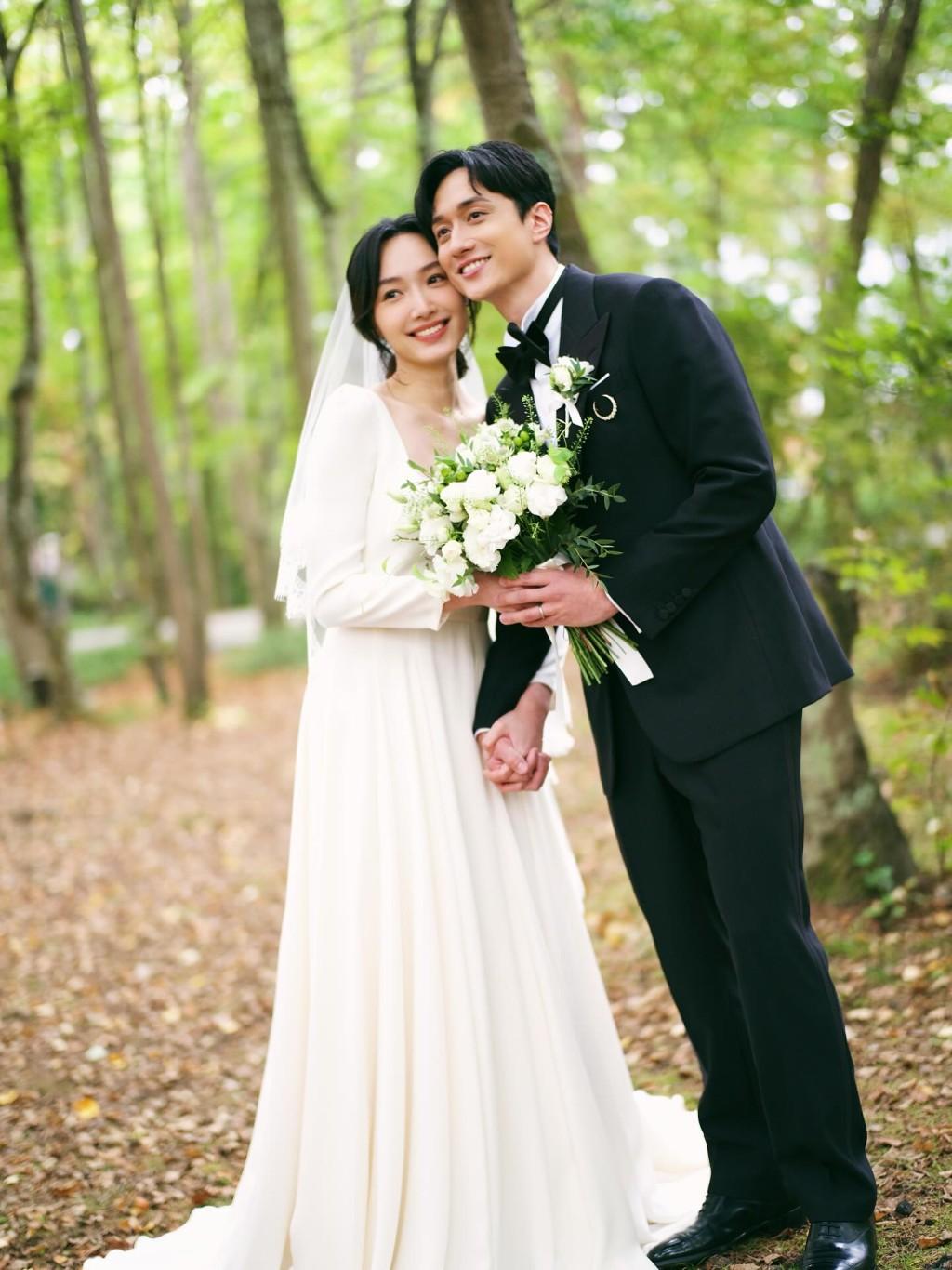 10月14日，香港新生代男神刘俊谦与女友蔡思韵在日本东京轻井泽正式完婚，这对因电
