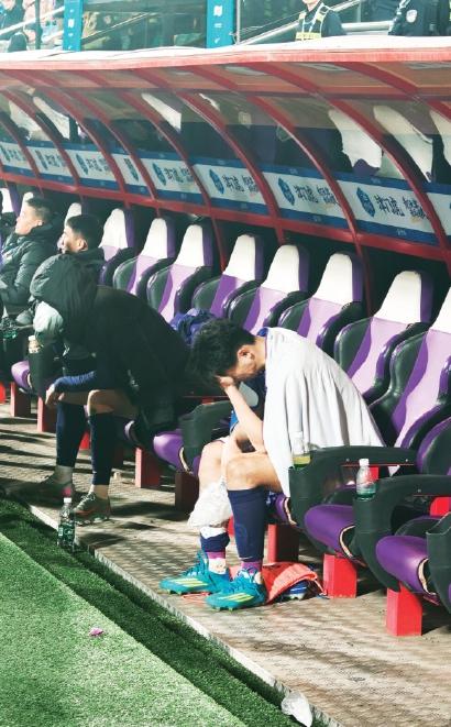 失误致球队逆转，巴顿季胜攀赛后落泪，津门虎放假休整备战保级生死战

据上海《东方