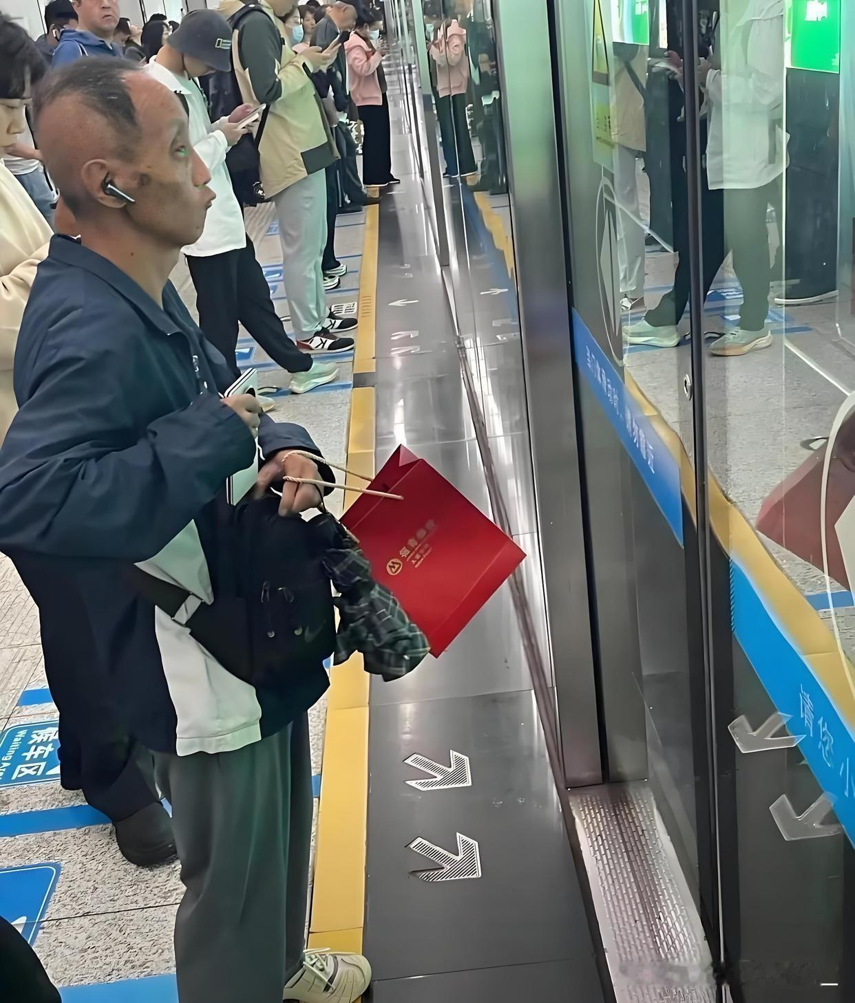 地铁里看到的，果然是人不可貌相！ ​​​