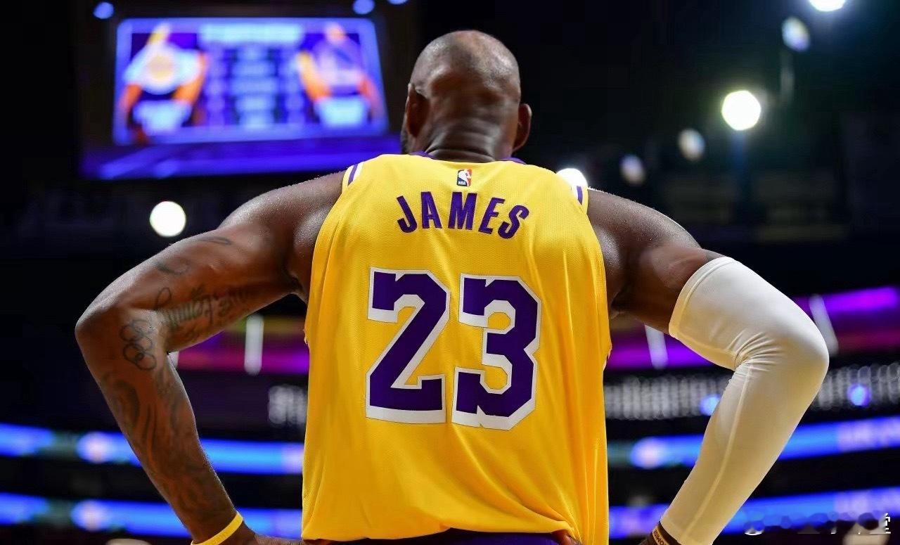 詹姆斯在湖人的表现合格吗？魔术师:在湖人13年，五次总冠军贾巴尔:在湖人14年，