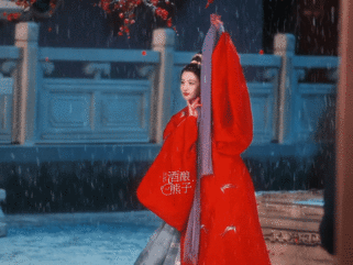 不知道王楚然的身段很曼妙 之前真没发现王楚然身段这么绝！雪中红衣转身，裙摆弧度美