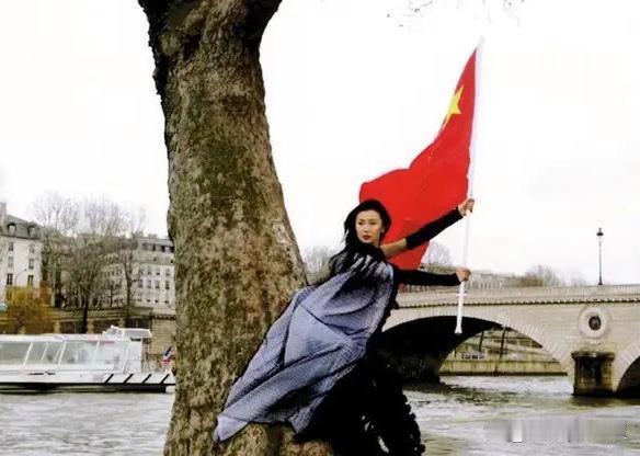 2005年，张曼玉在塞纳河畔拍的举红旗硬照。 ​​​