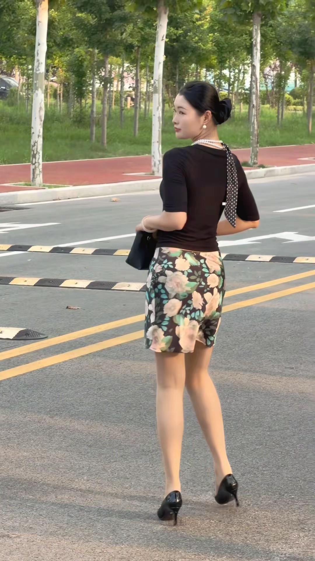 认知清醒是穿过喧嚣仍听见心底声音，在浮华里守住本真，知黑白明得失，不困于情不惑于