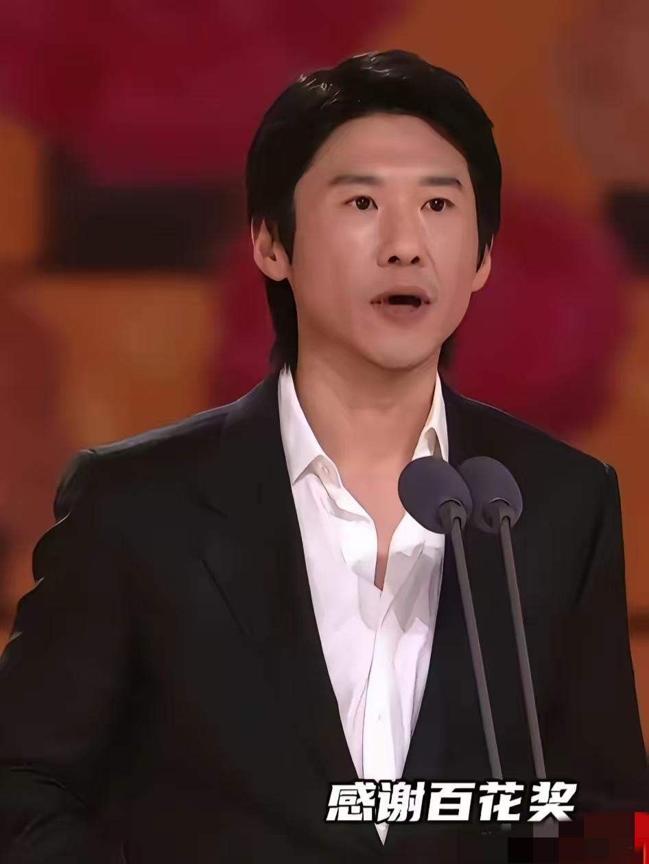 明眼人其实都看得出来
王骁真的太不对劲了
他都已经48岁了，难道没人告诉他，拿了