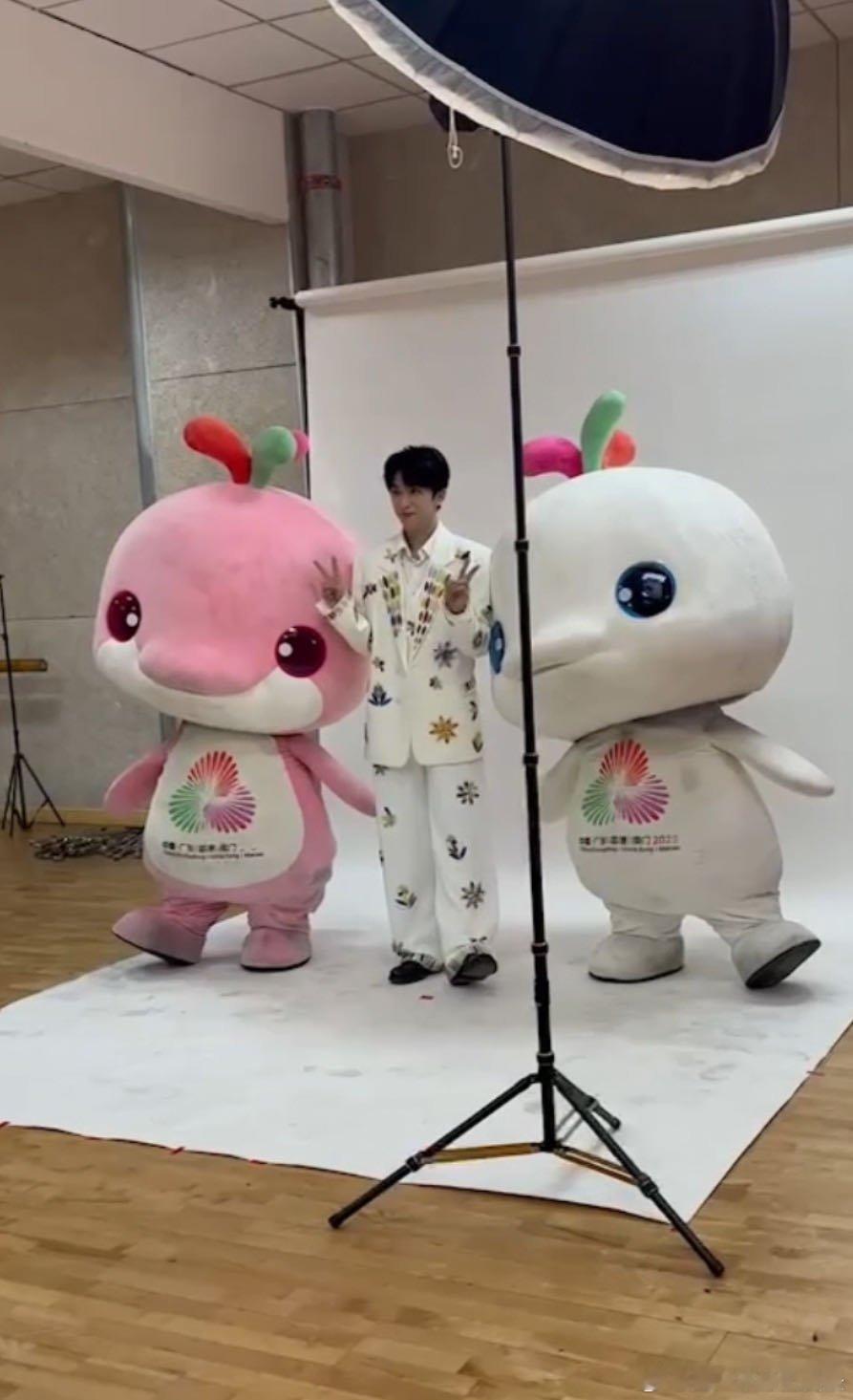 大湾鸡降维拿捏黄子弘凡 合照排不上队就蹲地赌气，大湾鸡这波萌系抗议太绝！黄子弘凡