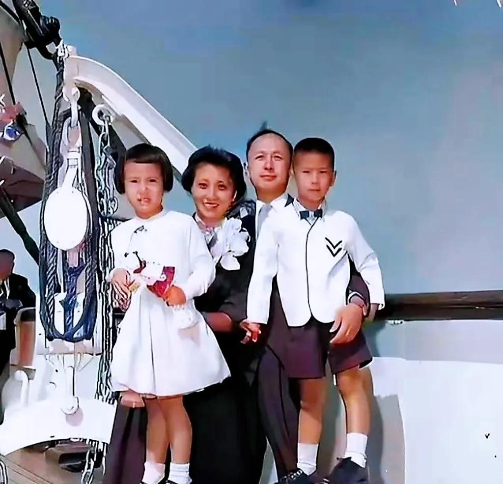 1955年，钱学森一家在回国游轮上，可能是离祖国越来越近，他们一家非常的心，尤其