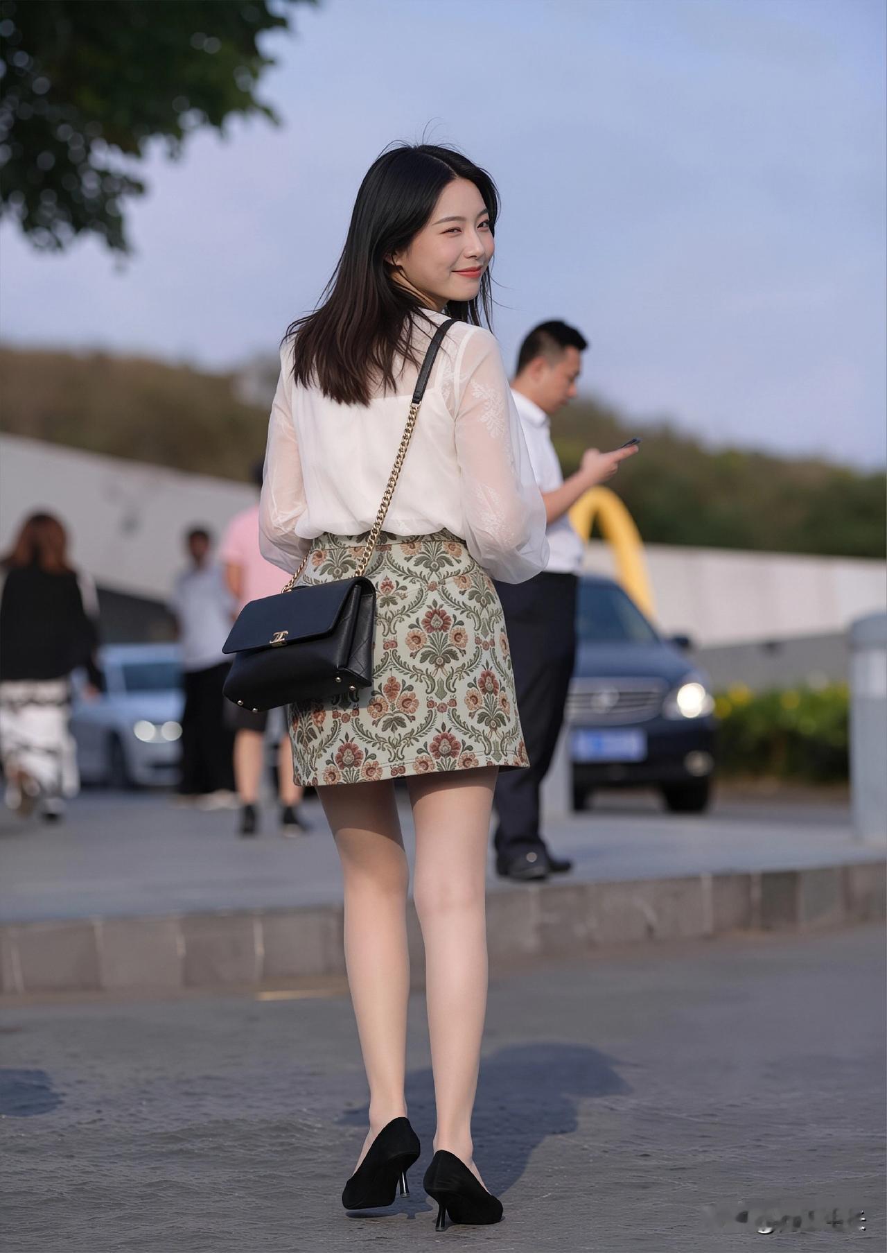 风穿过发梢的瞬间，想起了泰戈尔的诗句：

"你微微地笑着，不同我说什么话。而我觉