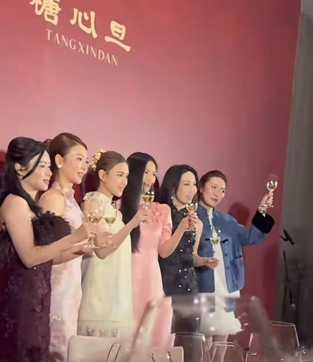 李湘带王诗龄参加中式晚宴，王诗龄和何超莲在c位零交流。

网友说李湘把王诗龄打造