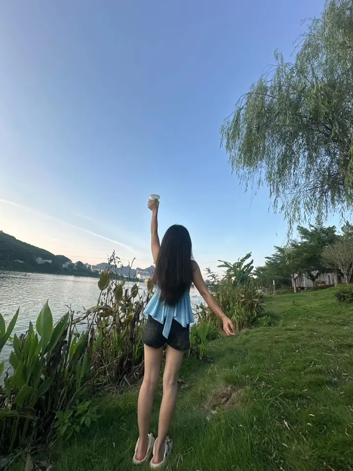 一定要去爱一个能让你做回小朋友的人，而不是爱一个总嫌弃你不懂事的人。有...