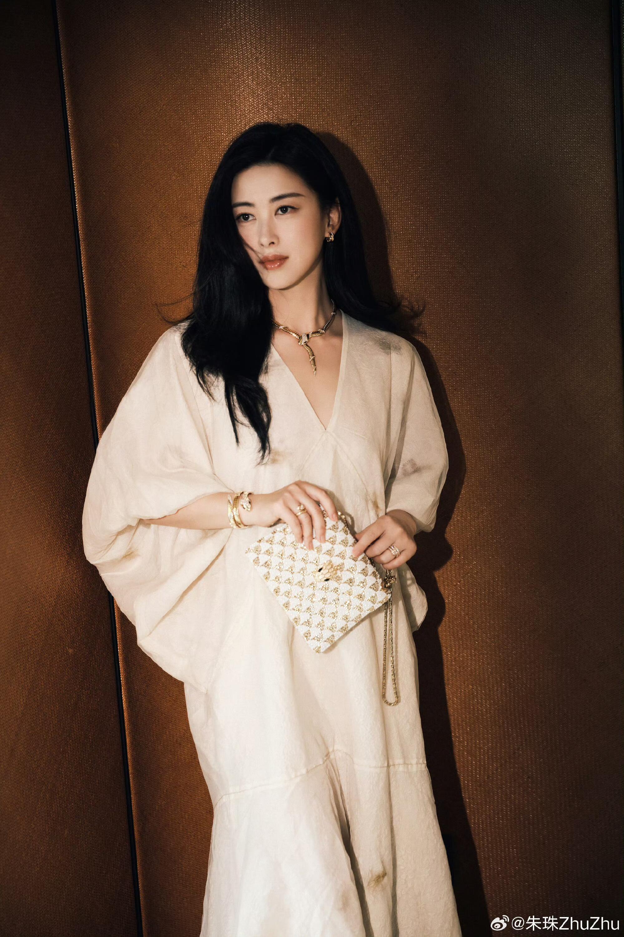 淡颜朱珠 淡妆也难掩风情，自带贵气与松弛感，越素越显高级 