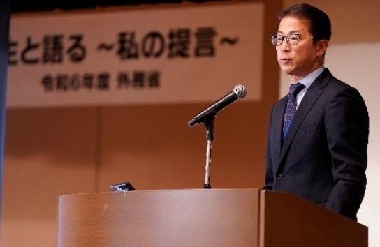 中方去掉"首相"头衔叫了高市早苗四个字，日本坐不住了，这才是真正该读懂的信号
一
