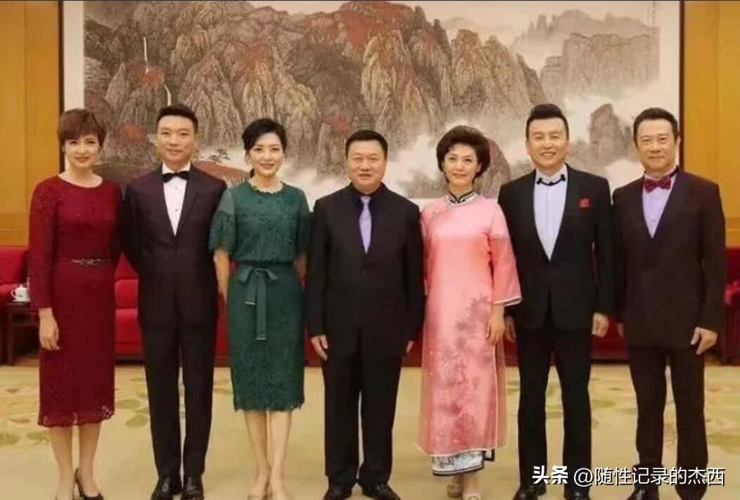 央视的主持人大合影里，个个都是精英，颜值最一般的周涛看起来却最有气质，是几个女主