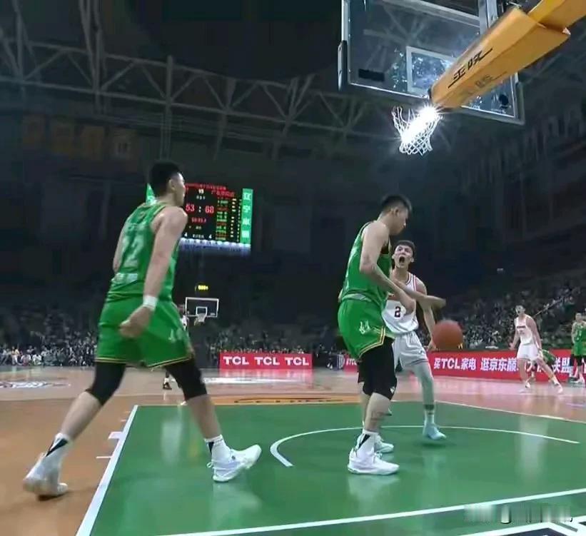 广东球迷会不会撕了同僚这斯的这一张臭嘴巴？写下此题，想起一则故事：一屠户院内，常