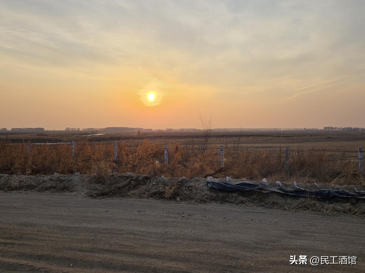 这太阳周围有一圈白色的东西是什么？看起来就像是把太阳装进一个白色塑料袋里，太阳没