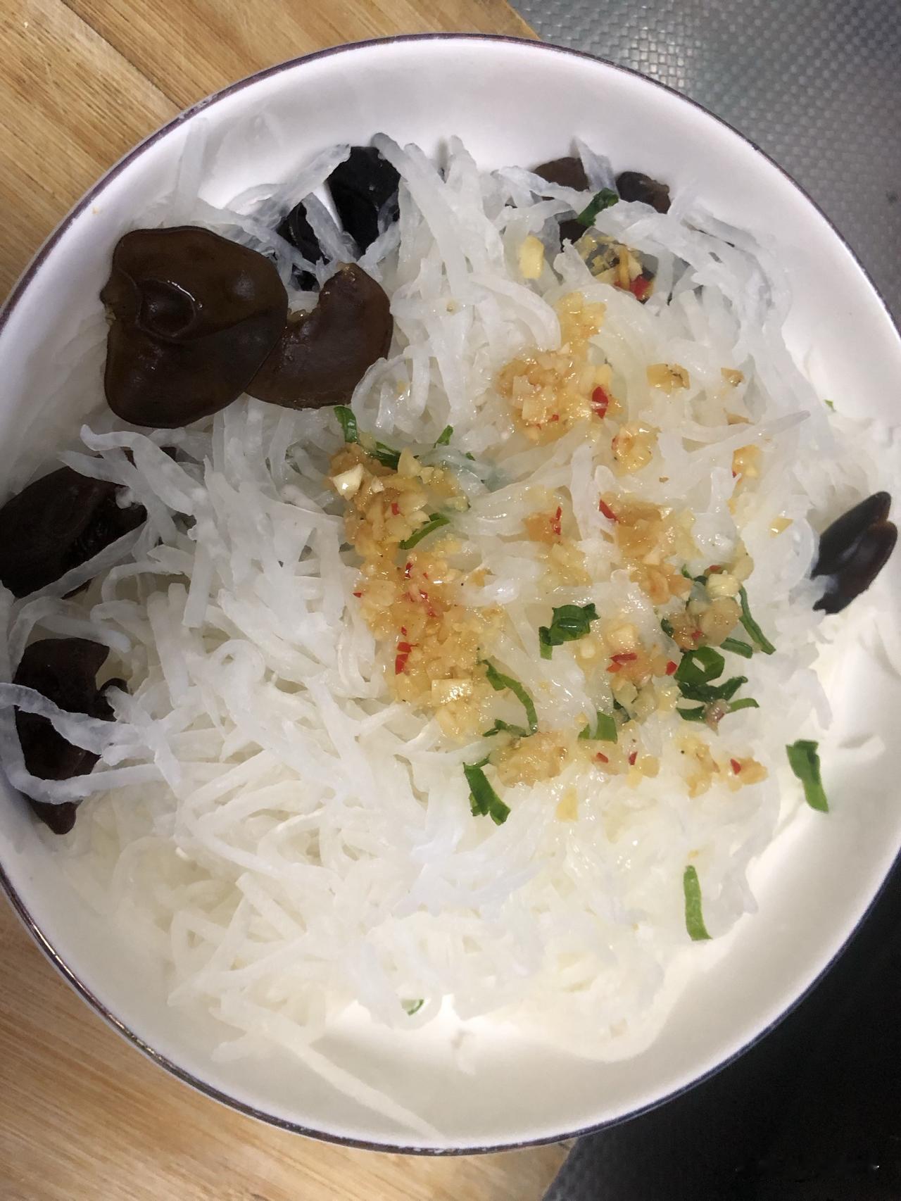 又开始吃人参啦，萝卜擦成丝，焯一下水，然后在水里浸泡十几分钟，去一下萝卜的味道，