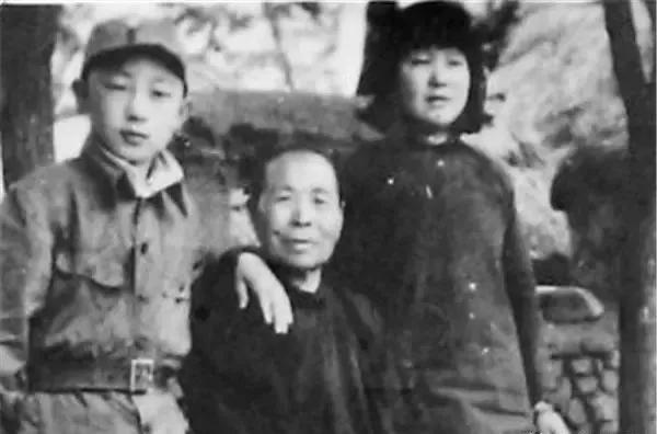 1945年5月的时候，八路军里有个叫陈杰英的女战士，被大家叫做“抗日英雄”。很多