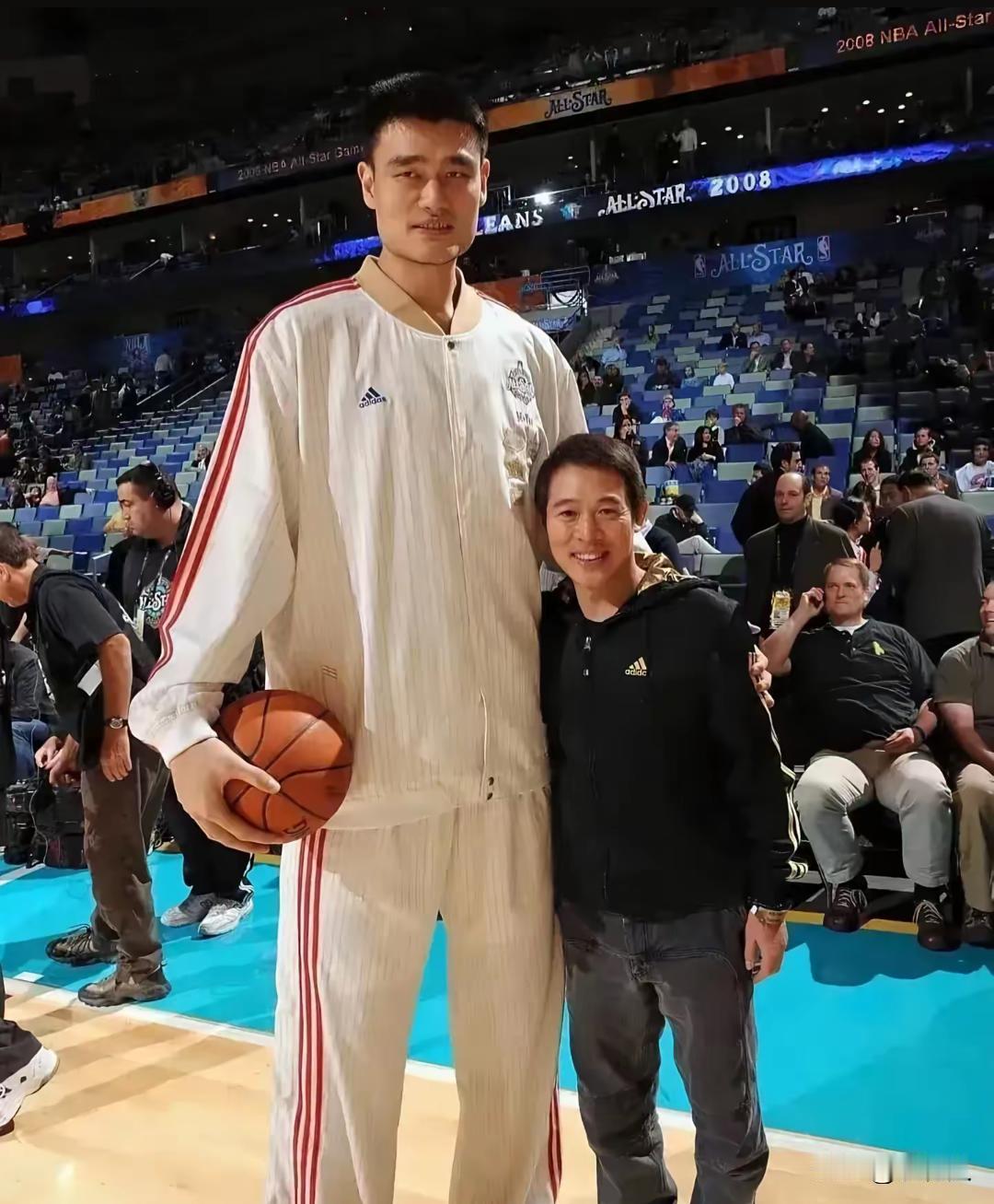 李连杰比姚明矮了56cm，一个是篮球明星，一个是功夫巨星。如果他们两个打一架的话