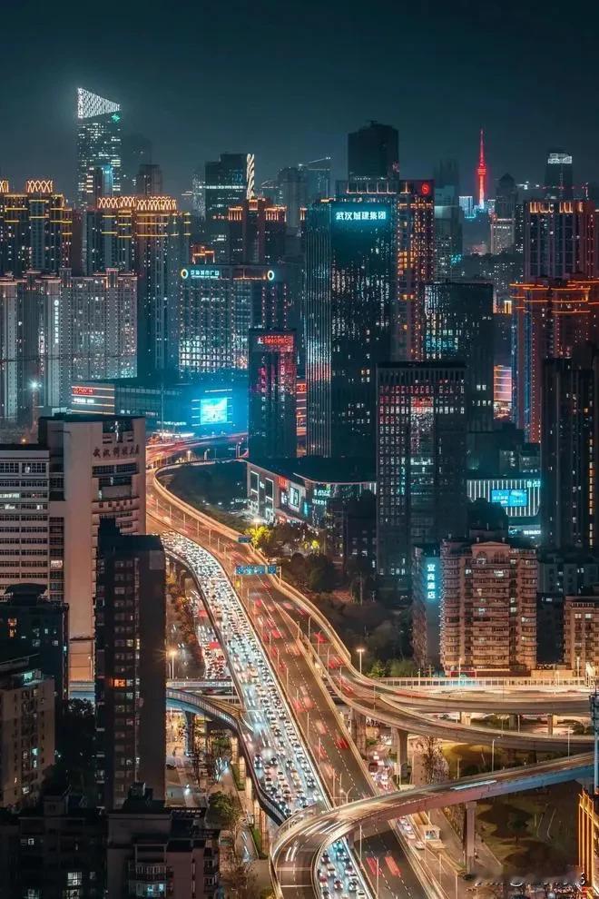  现在是村里面的都跑到县里去定居，县里面的跑到市里去定居，市里跑到省城去定居，省