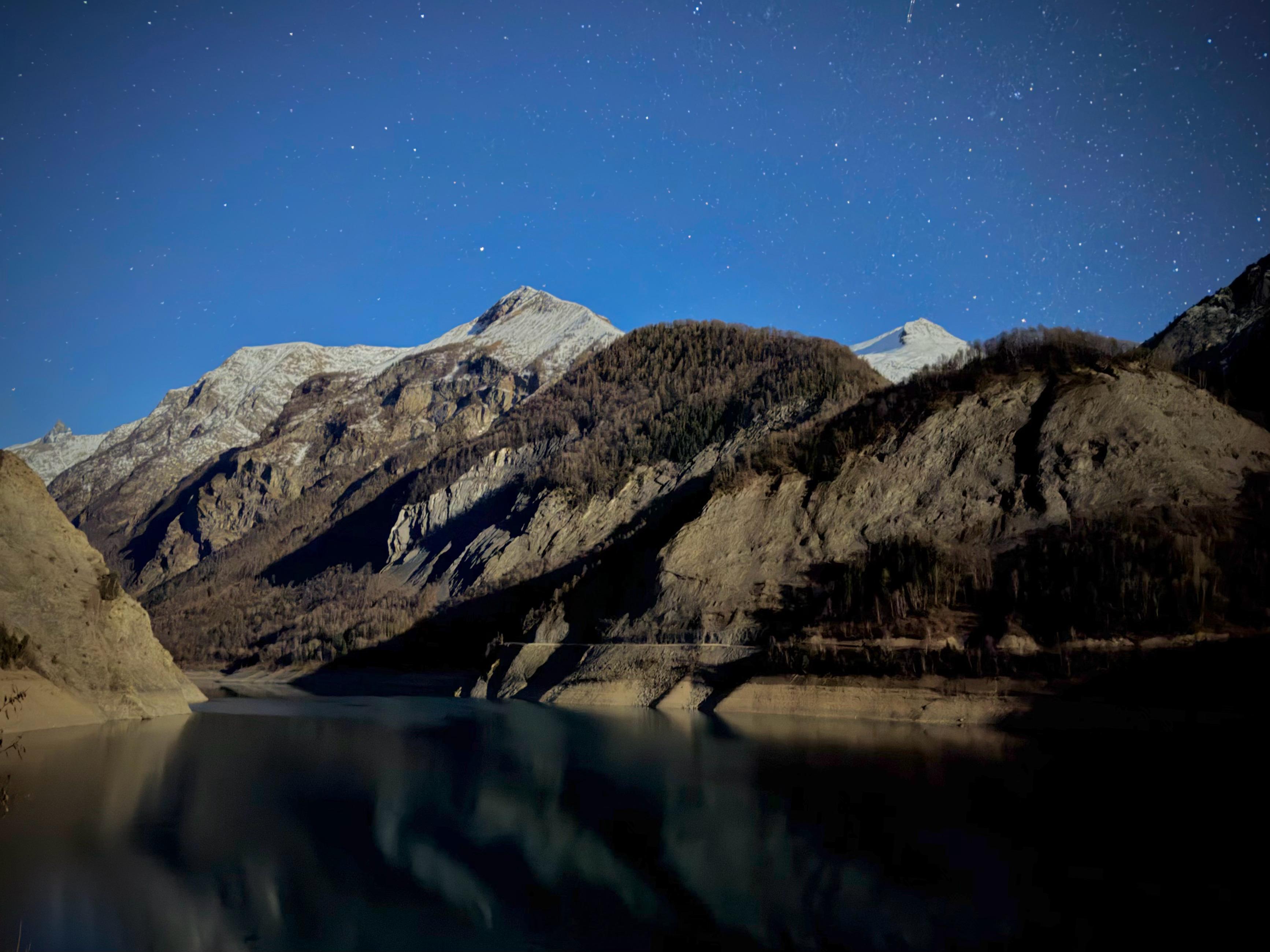 深夜的阿尔卑斯山脉……兄弟们猜猜啥机器拍的带着四岁娃自驾欧洲 法国·尼斯海滩日光