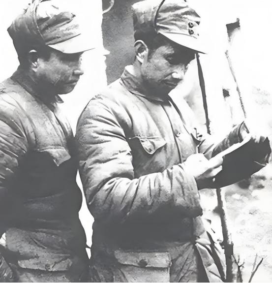 1942年，潜伏在日伪内部特工冒死送来手绘图，粟裕：枪毙电报科长。
 
粟裕展开