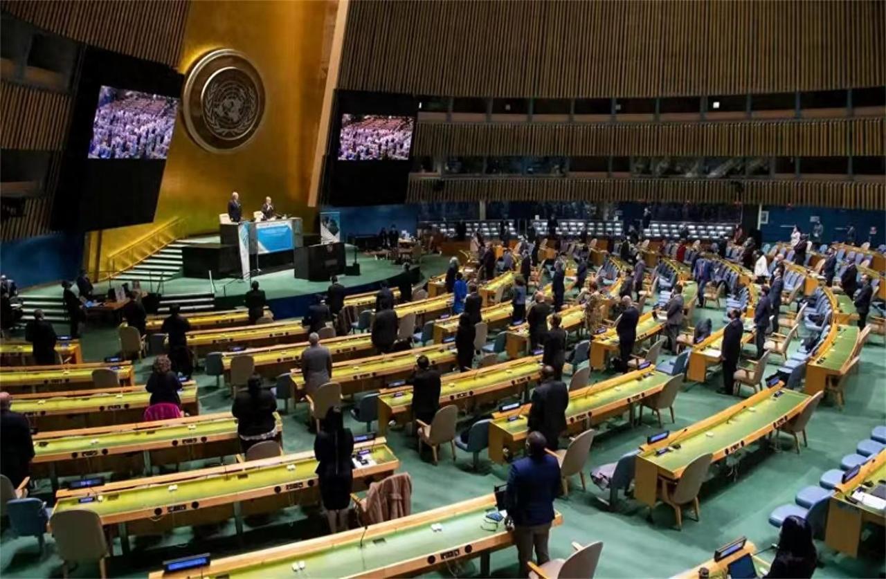 耿爽举起手指：美国可以，中国就可以。  
 
2025年7月31日，当美国代表再