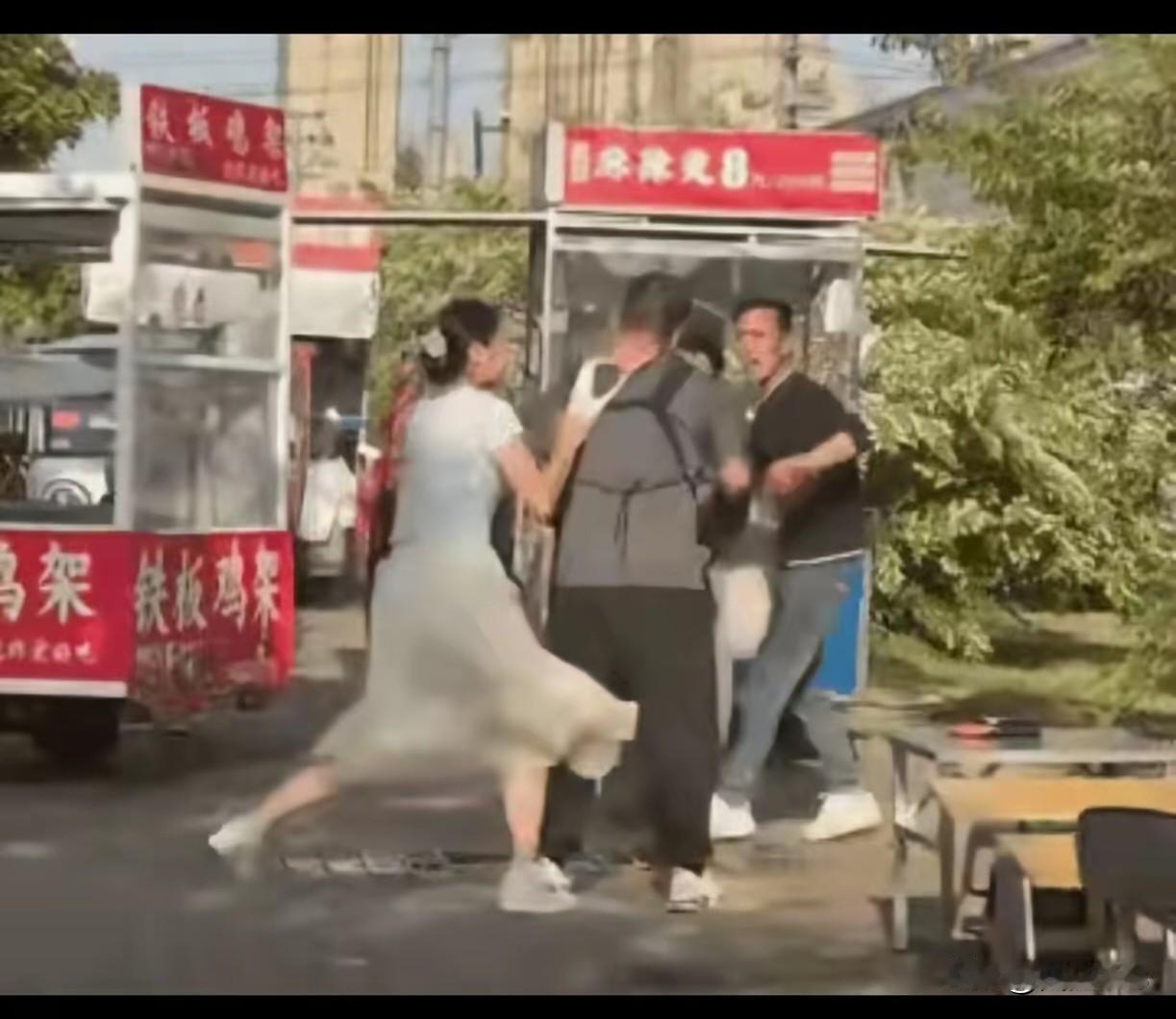 脱内裤女也是火了，把内裤脱了，套在对方头上！
2026年5月，安徽淮南夜市的一场