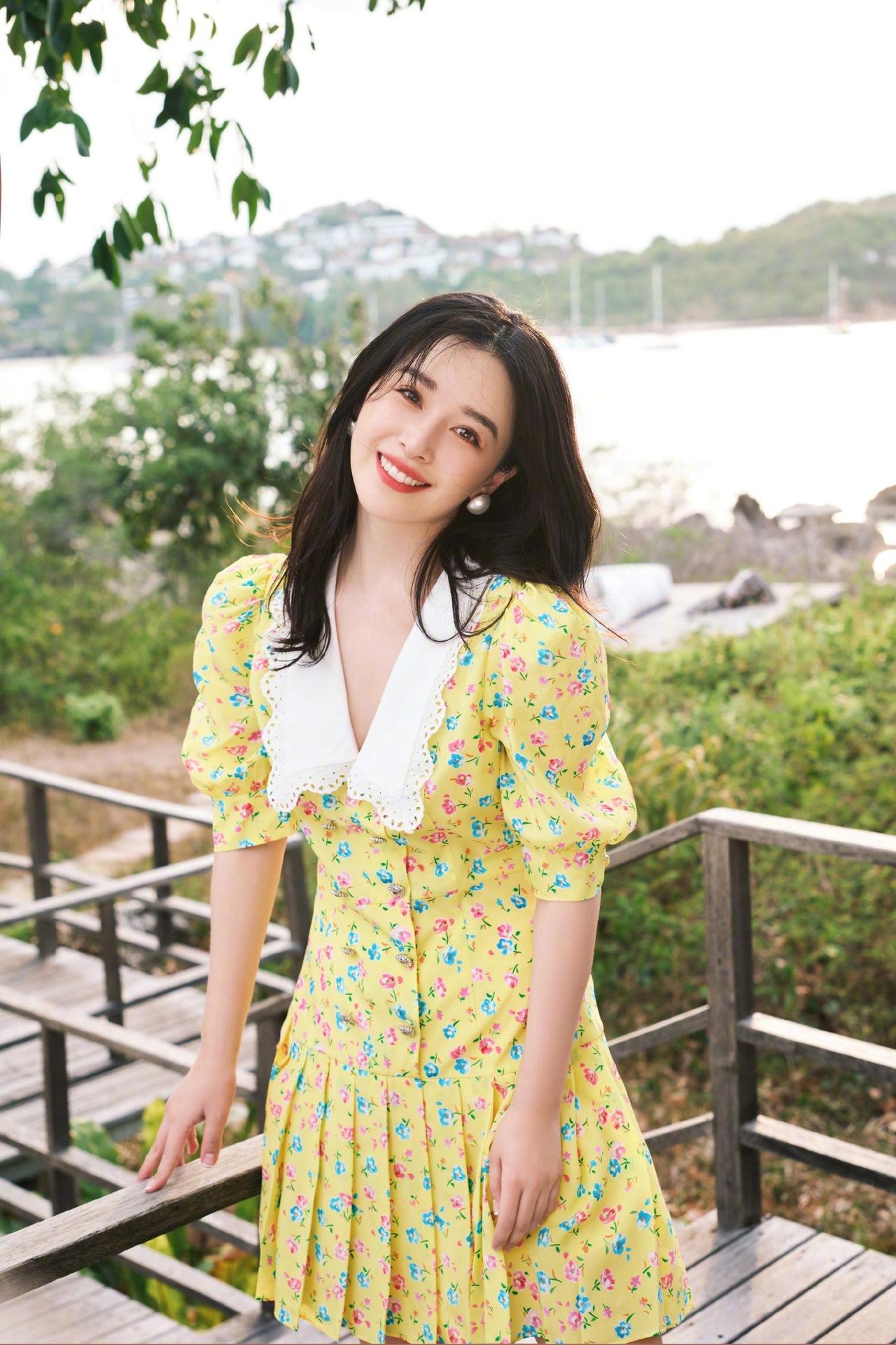 37岁阚清子挺孕肚跟老公牵手散步，穿着宽松，圆润不少。阚清子上个月官宣怀孕 称体