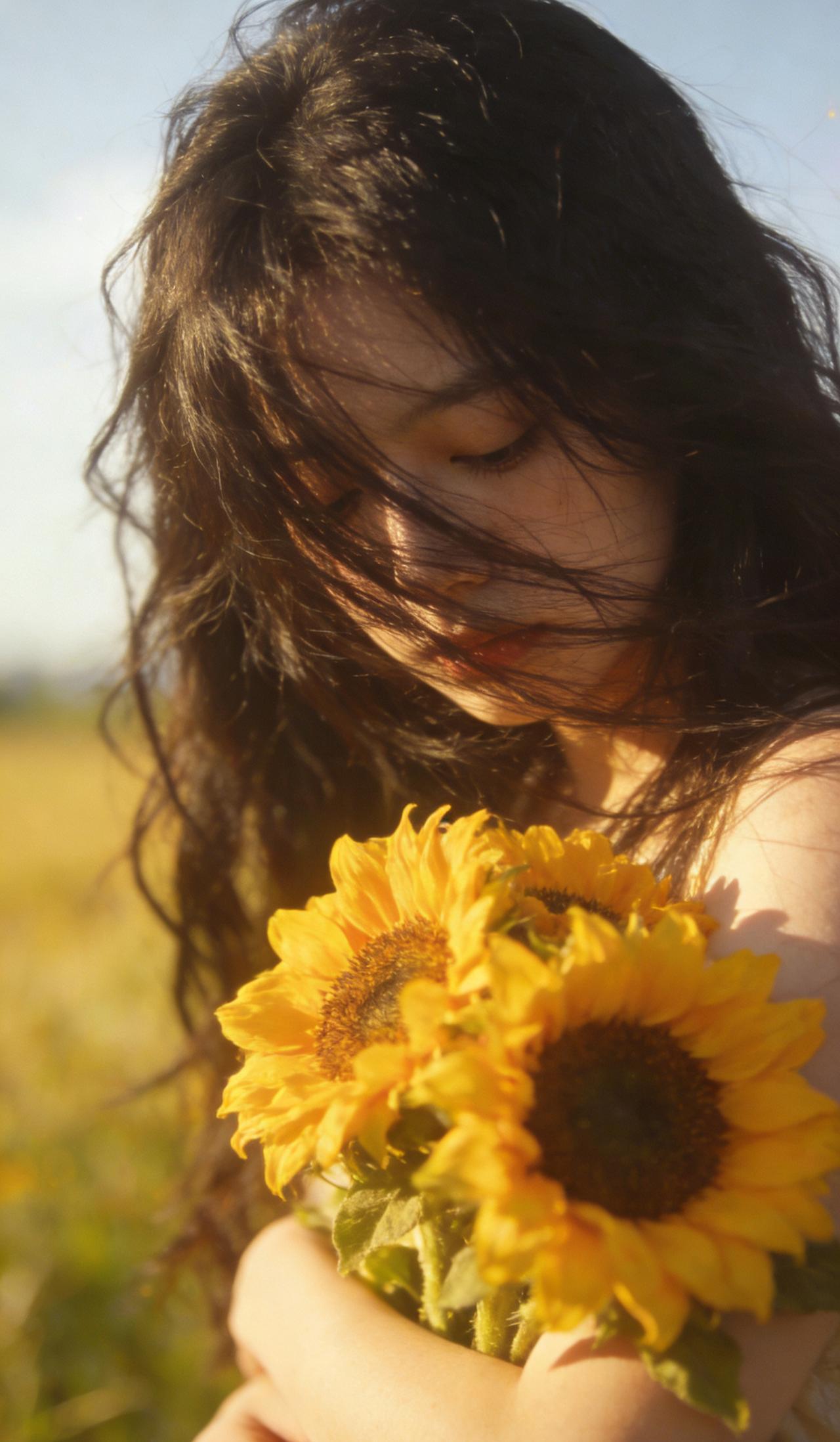 阳光下的向日葵，少女与自然的亲密拥抱。花海少女照 逆光向日葵 乡村向日葵写真 你