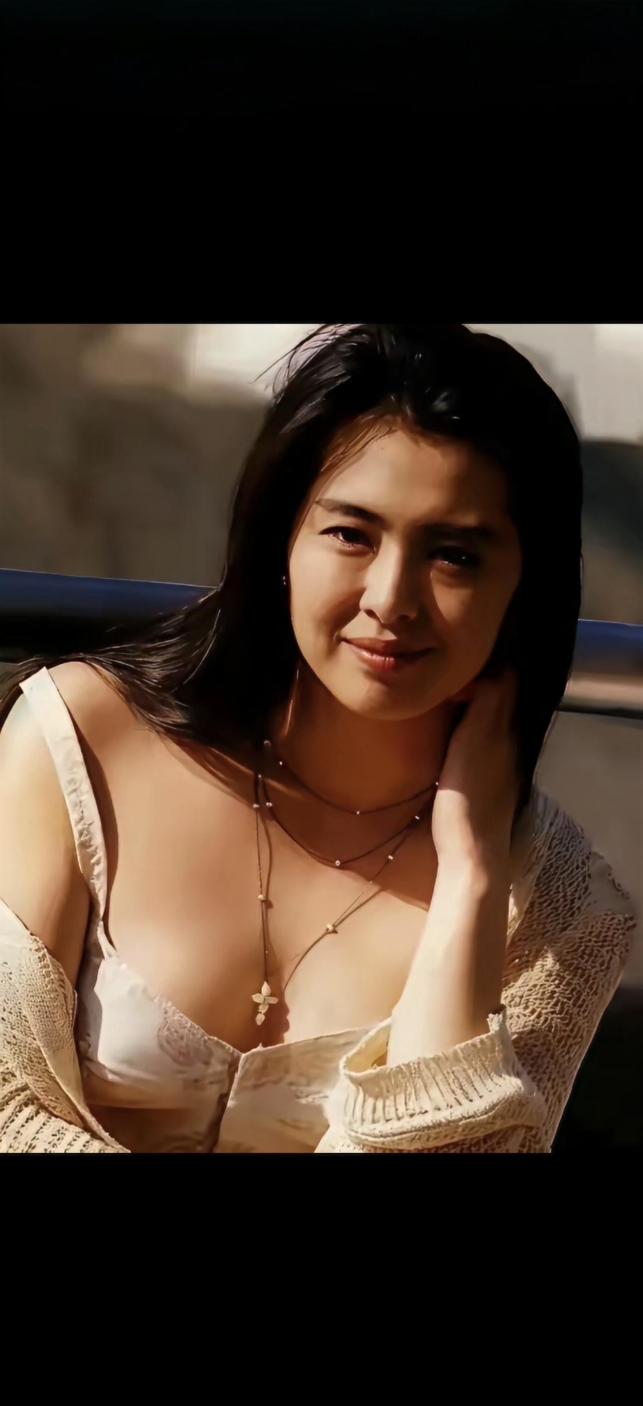 轻纱掩映，笑靥如花。